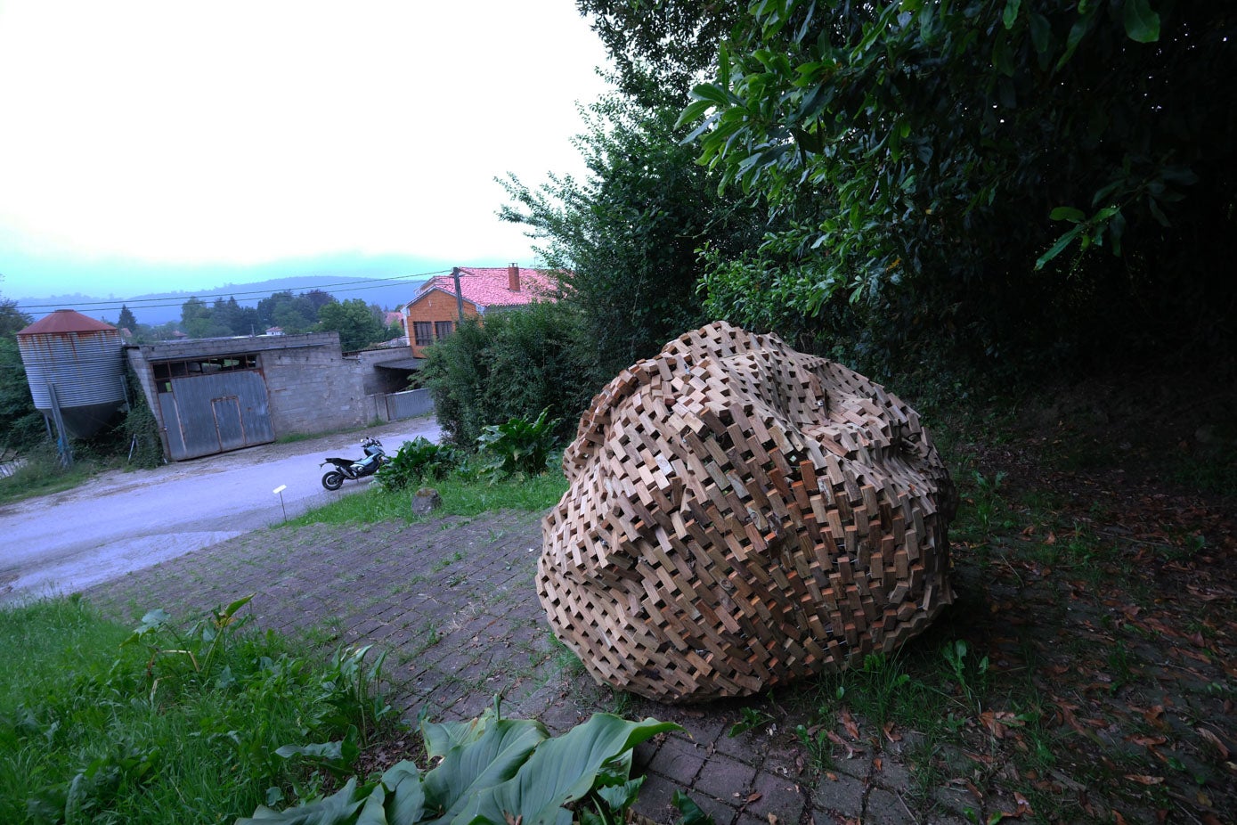 Matriz es una esfera compuesta por 5.500 piezas de madera y se encuentra junto a la plaza de la Castañera.