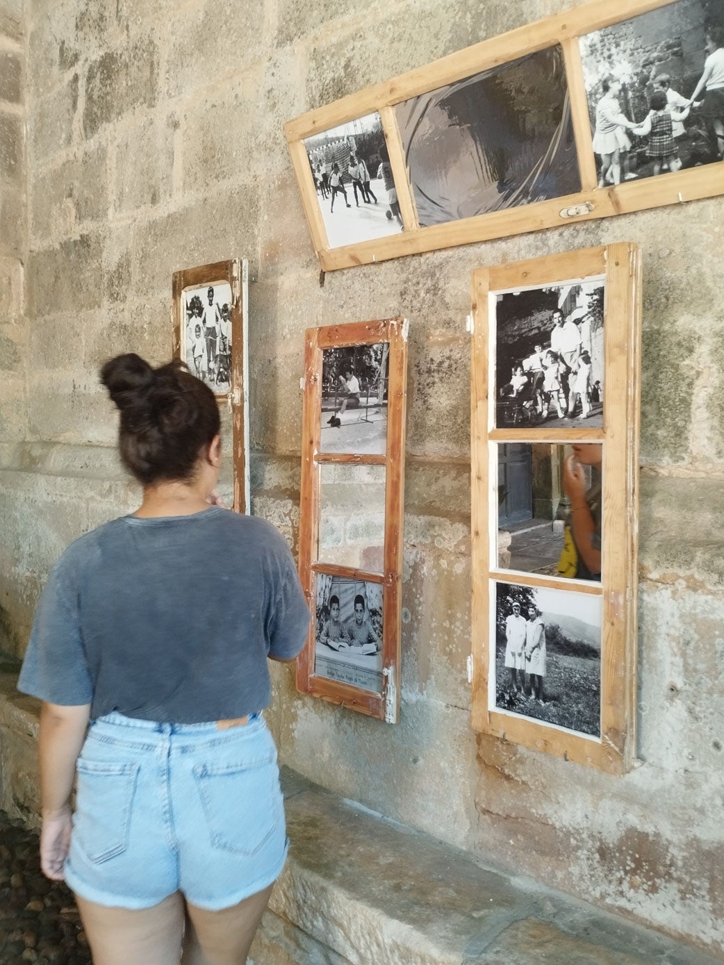 Una joven observa las fotografías antiguas de la Obra Social San Martín