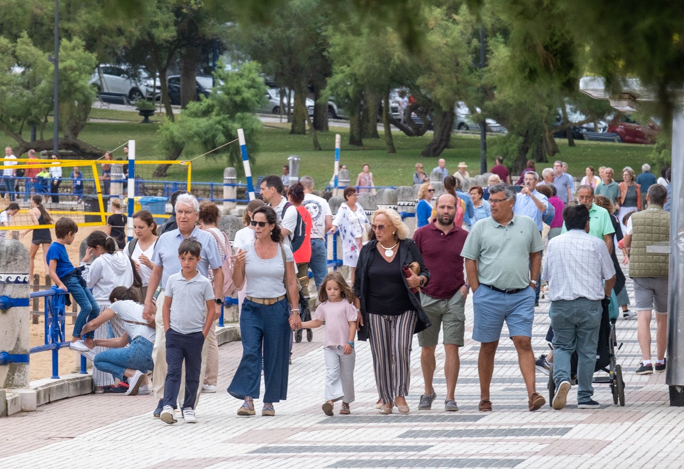 Muchas familias por el Parque Mesones, al borde de la play, aprovechando que la lluvia no era intensa y la temperatura buena