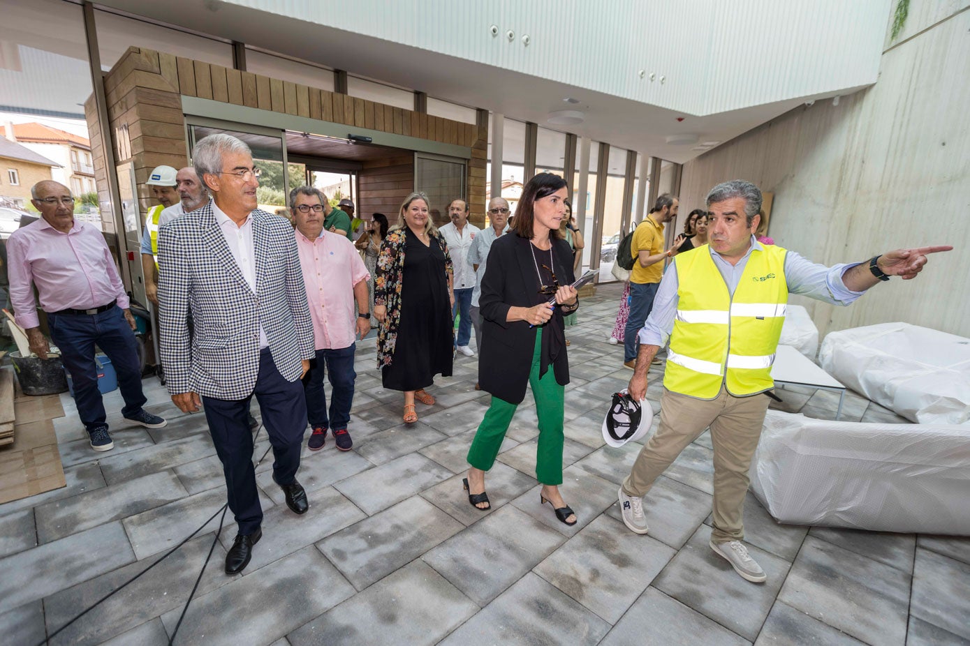 La alcaldesa, Gema Igual, visita el avance de las obras con concejales, operarios de SIEC y vecinos de Cueto.