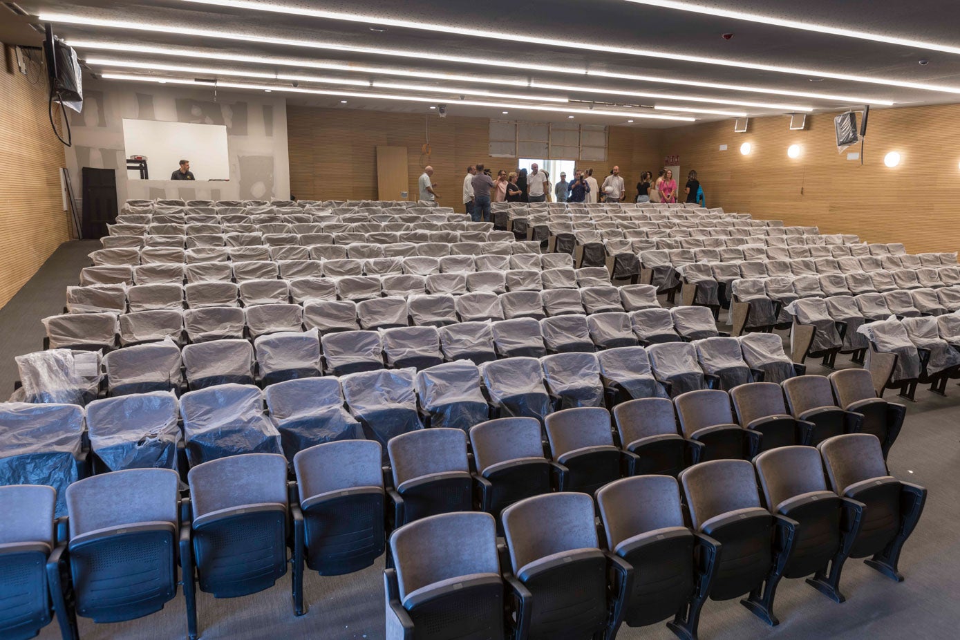 El salón de actos tiene más de 300 butacas y en él se celebrarán actividades, entre otras, de folclore cántabro.