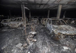 Estado en el que quedaron varios coches como consecuencia del incendio.