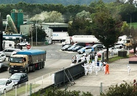 Agentes de seguridad y equipos sanitarios desalojando a la plantilla de la empresa Hapi Ibérica en Guarnizo