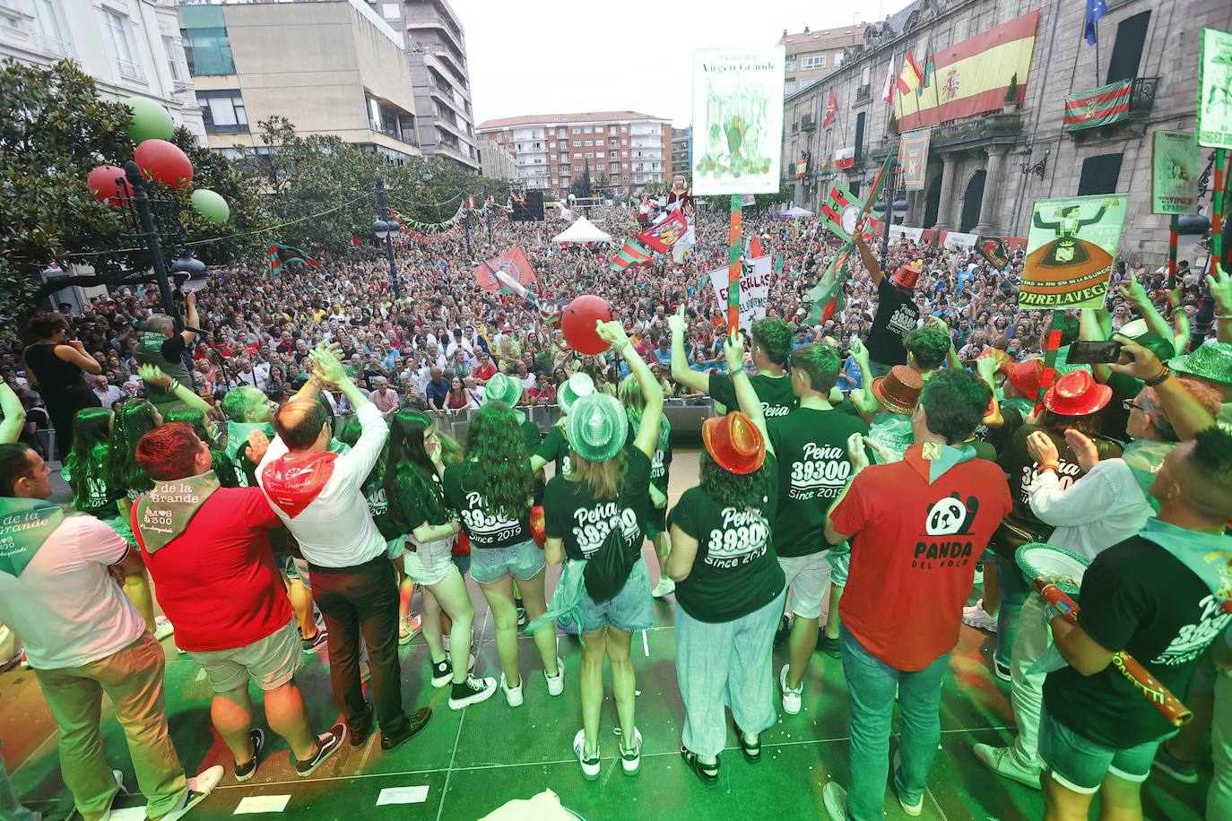 Autoridades y peñistas saluda al público durante el pregón.