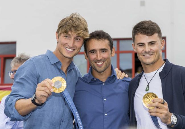 Florian Trittel y Diego Botín presumen de medallas con Álvaro del Arco.