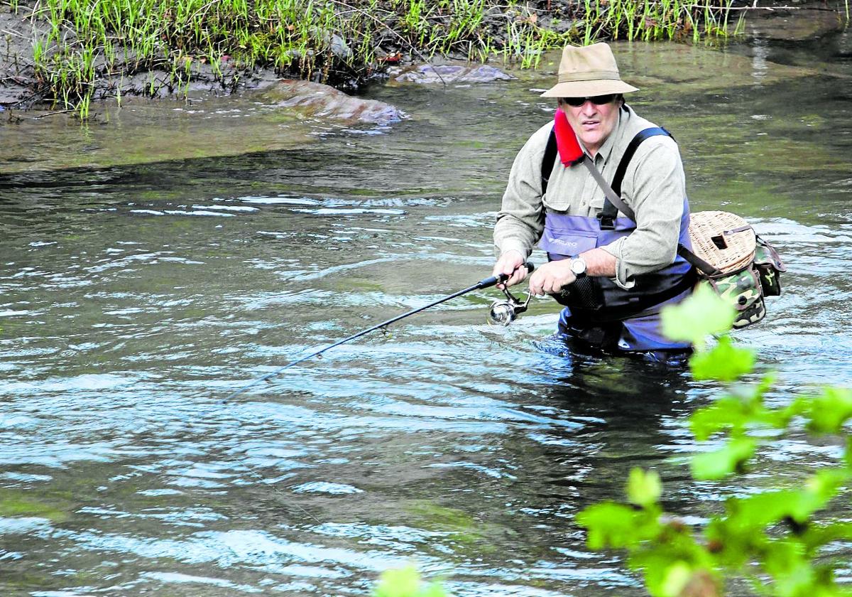 Un pescador de truchas, en plena faena metido en el río Deva a la altura de la localidad de La Hermida.