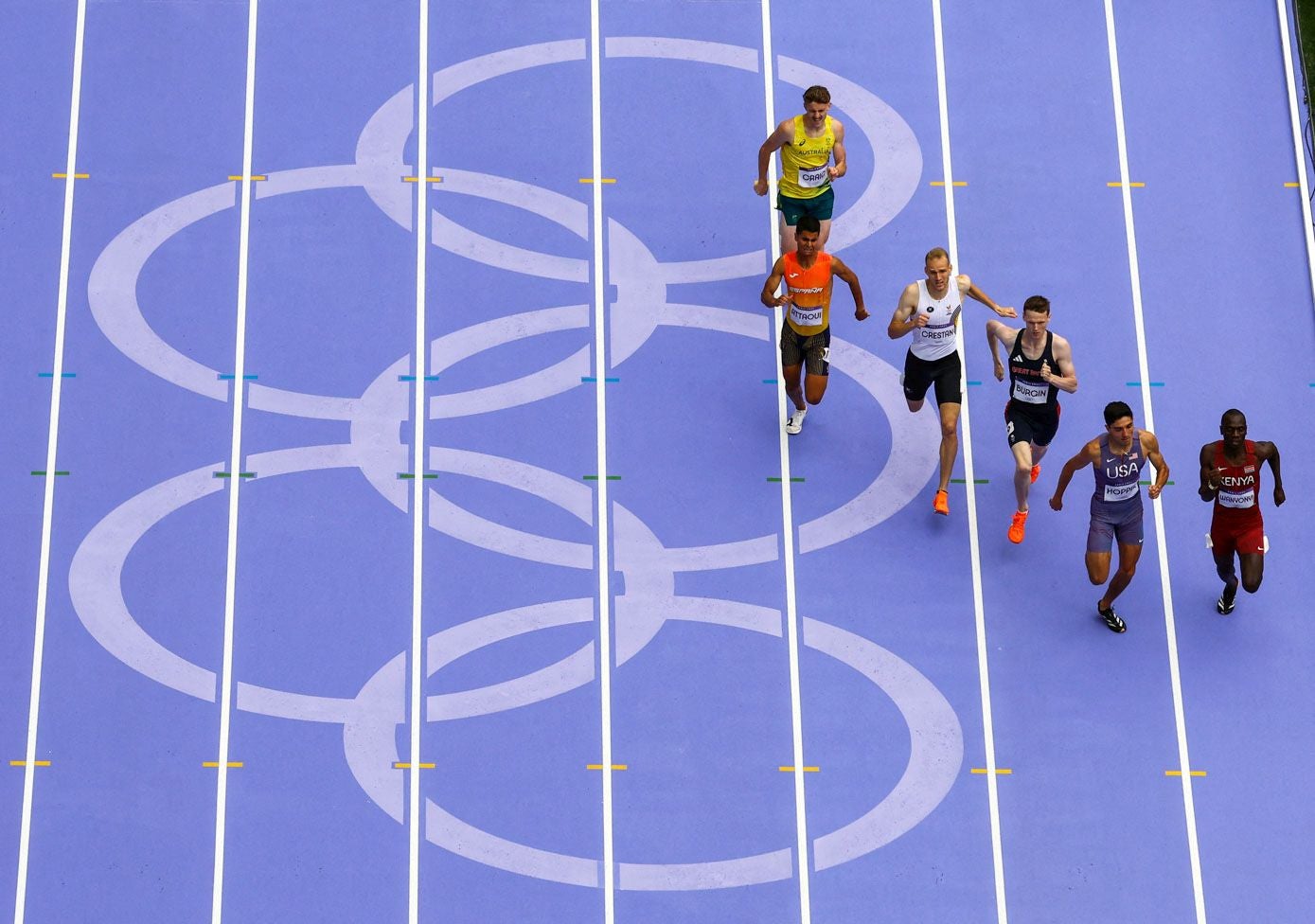 Attaoui, quinto, inicia su ataque para rebasar al belga Eliott Crestan. Foto: REUTERS.