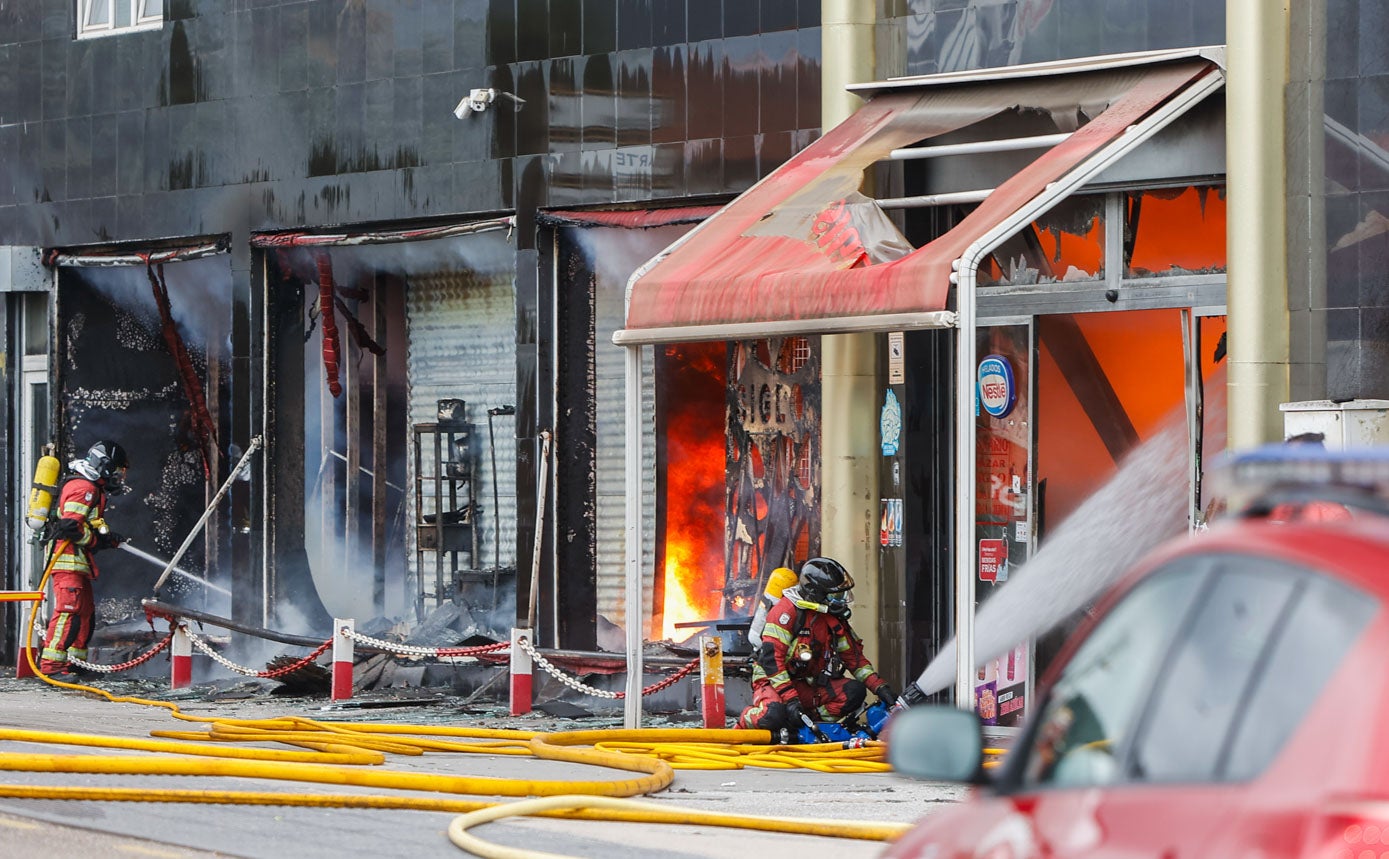 Dos bomberos en los trabajos de extinción