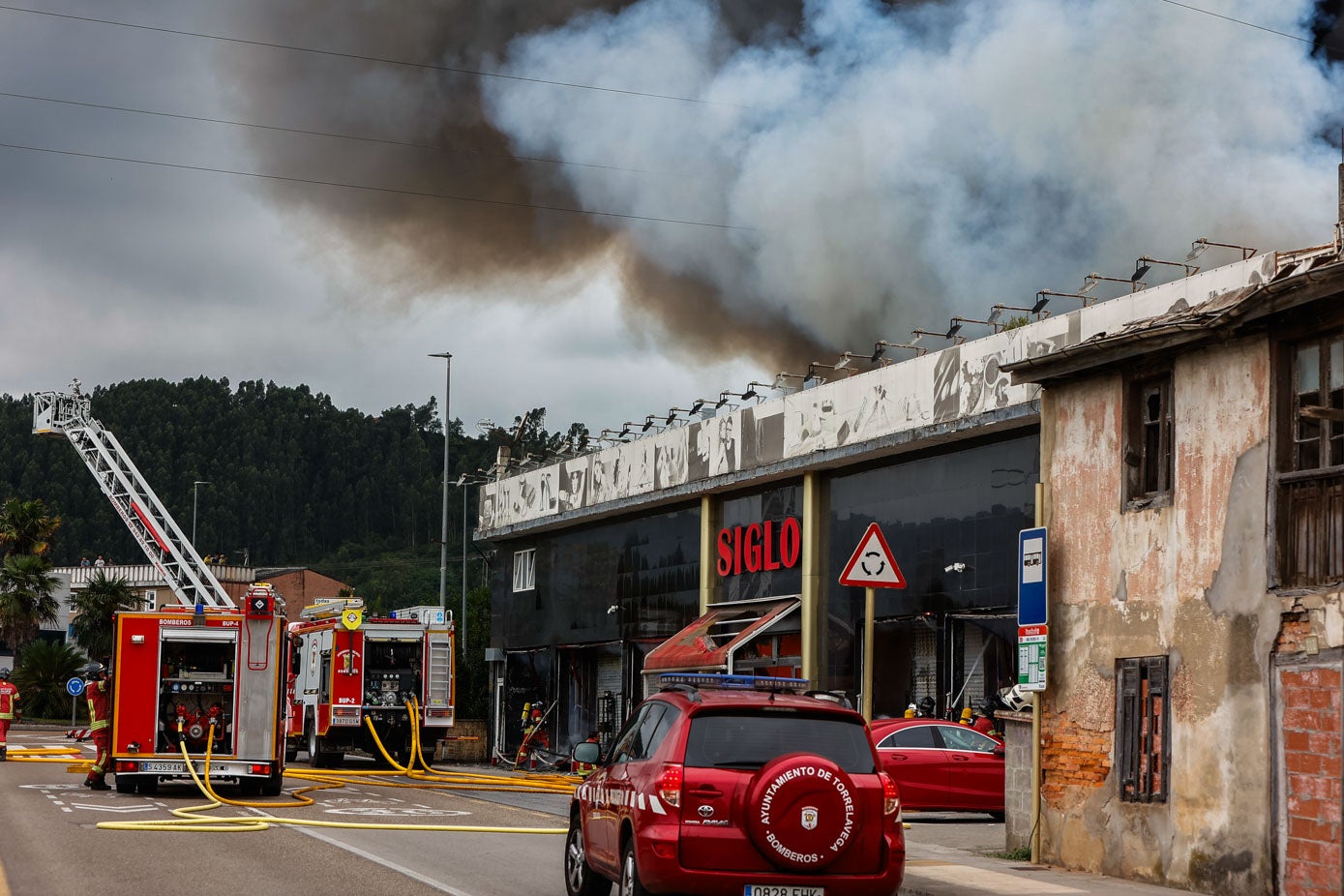 Los materiales del contenido del almacen han generado mucho humo, que puede ser tóxico