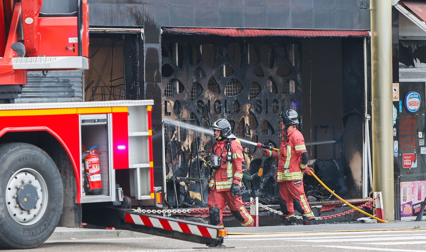 Las llamas devoran la nave Siglo en Campuzano