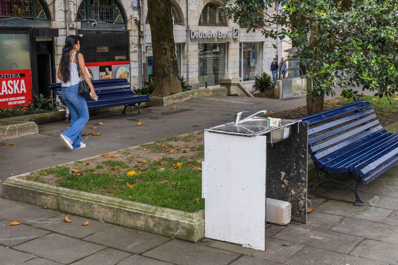 Al mobiliario urbano propio de la plaza se ha unido esta semana un lavabo que alguien ha abandonado junto a un banco.