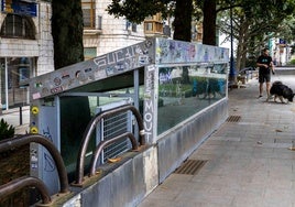 Uno de los accesos al parking subterráneo, lleno de pintadas y pegatinas.