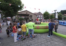 Familias disfrutando de los hinchables.