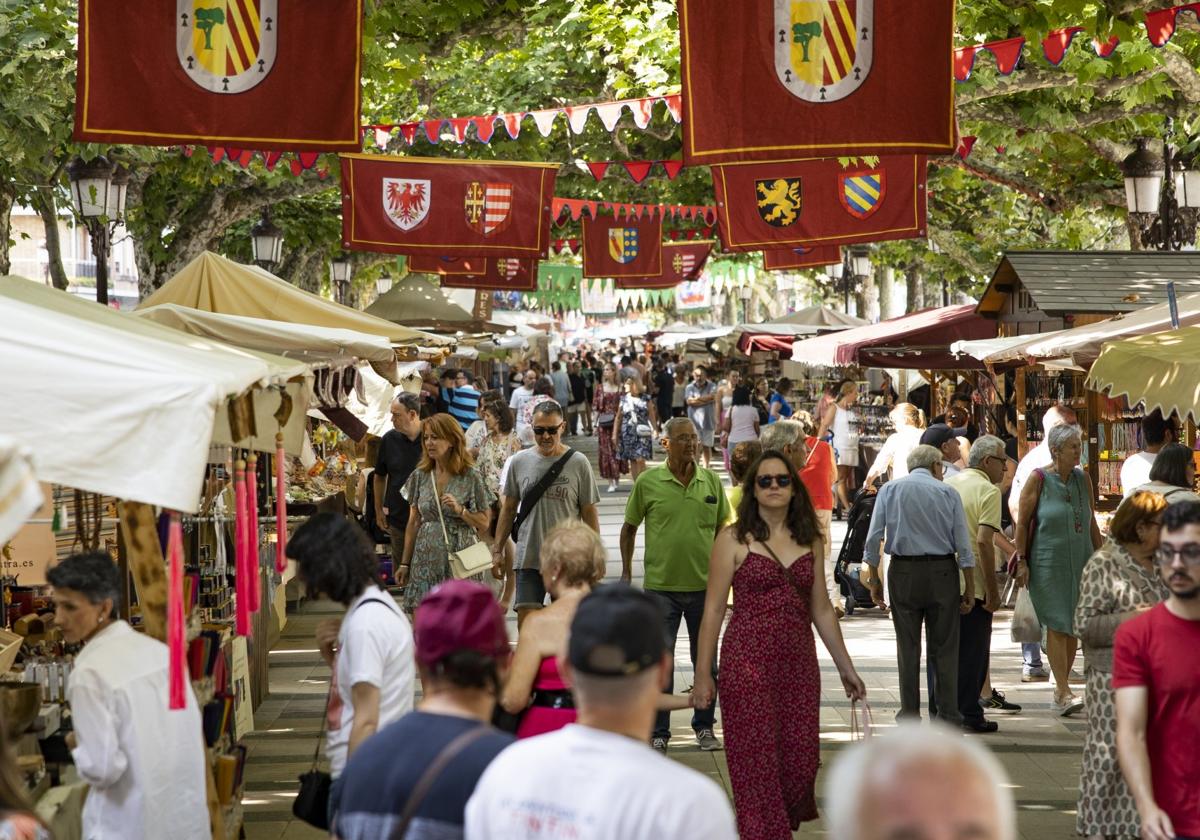 Avenida de España, uno de los escenarios del Mercado Renacentista, que comienza a animarse a mediodía, poco después de su apertura.