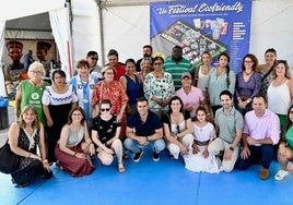 La alcaldesa de Santander, Gema Igual, y el concejal de Cooperación al Desarrollo, Mateo Echevarría, posan junto a los organizadores del evento.