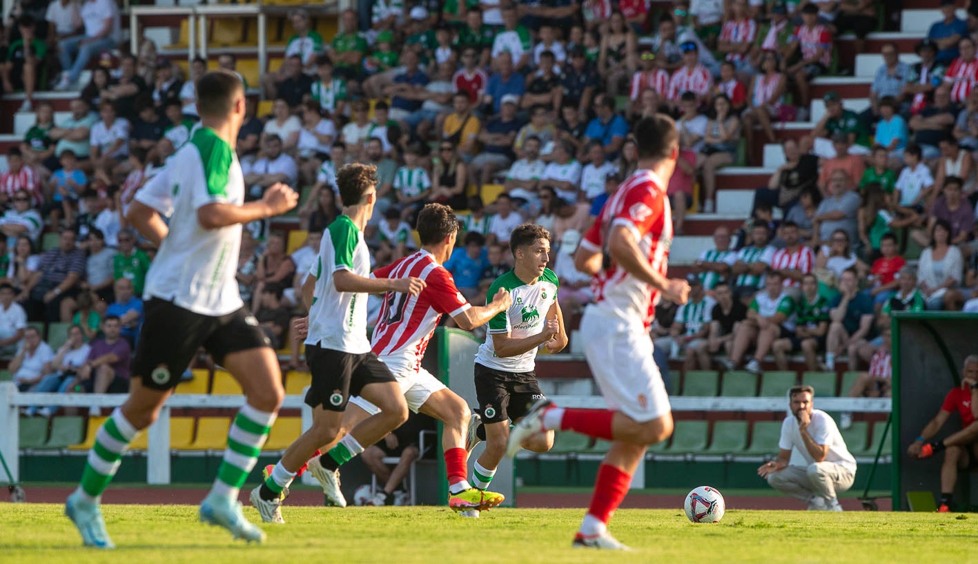 Las gradas de  La Maruca se llenaron para ver el Racing-Sporting