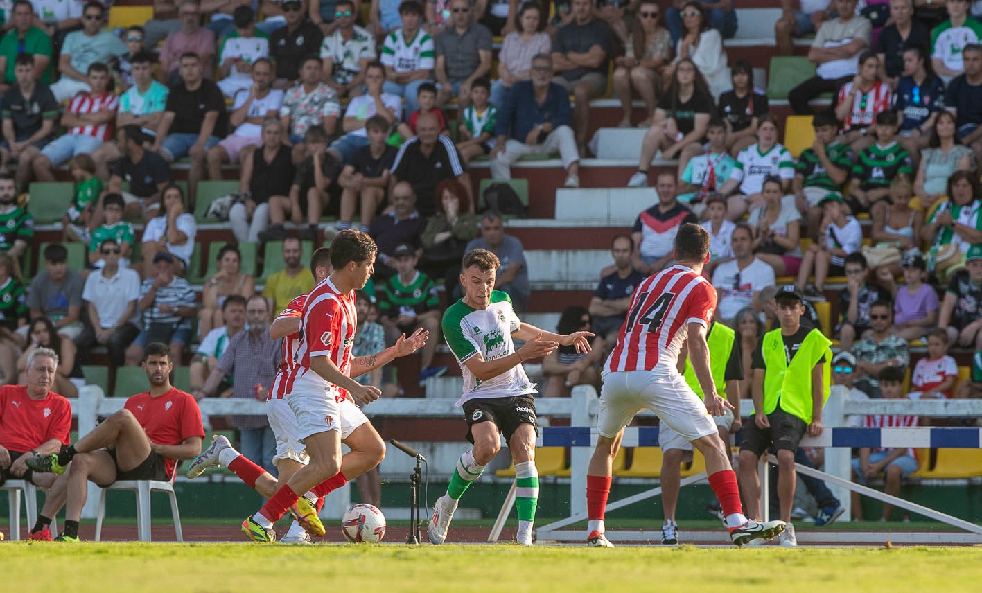 Íñigo Vicente, entre dos rivales del Sporting