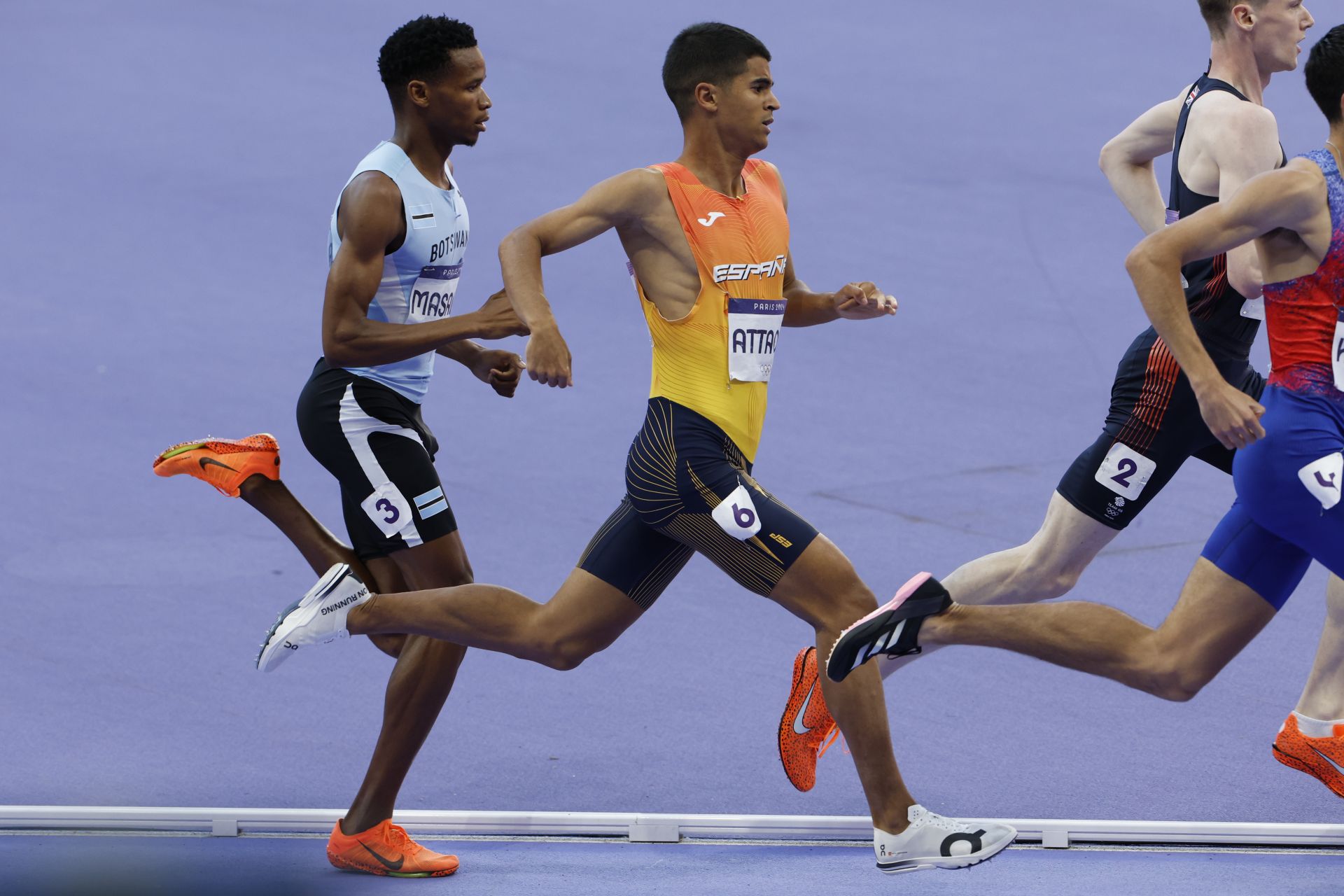 Mohamed Attaoui, durante la final de los 800 metros en el Stade de France.