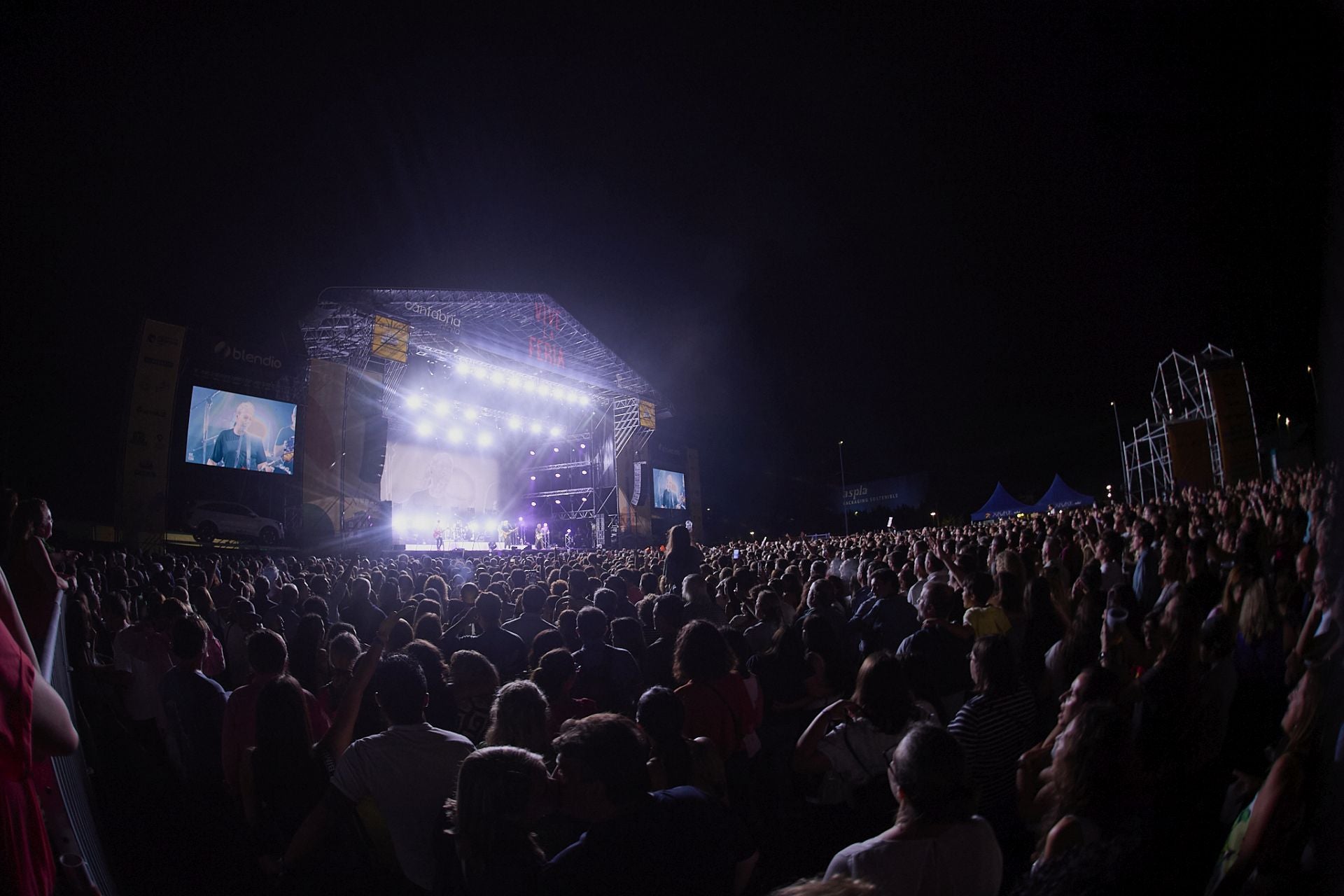 Hombres G llenó el recinto de La Lechera en el primer día de Vive la Feria