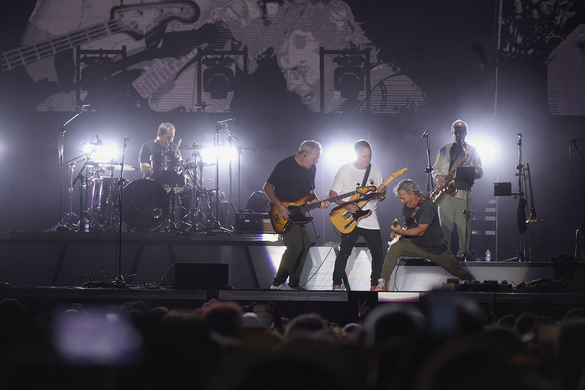 La legendaria banda madrileña, Hombres G, ha vuelto a los escenarios con una nueva gira que promete ser un evento inolvidable para los fans del grupo