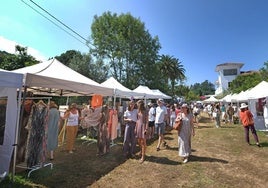 Público asistente al mercadillo de verano de Novales, en La Casa de Los Limones.