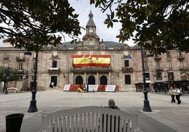 Palacio municipal de Torrelavega, cerrado y a la espera de su rehabilitación, en el Bulevar Demetrio Herrero.