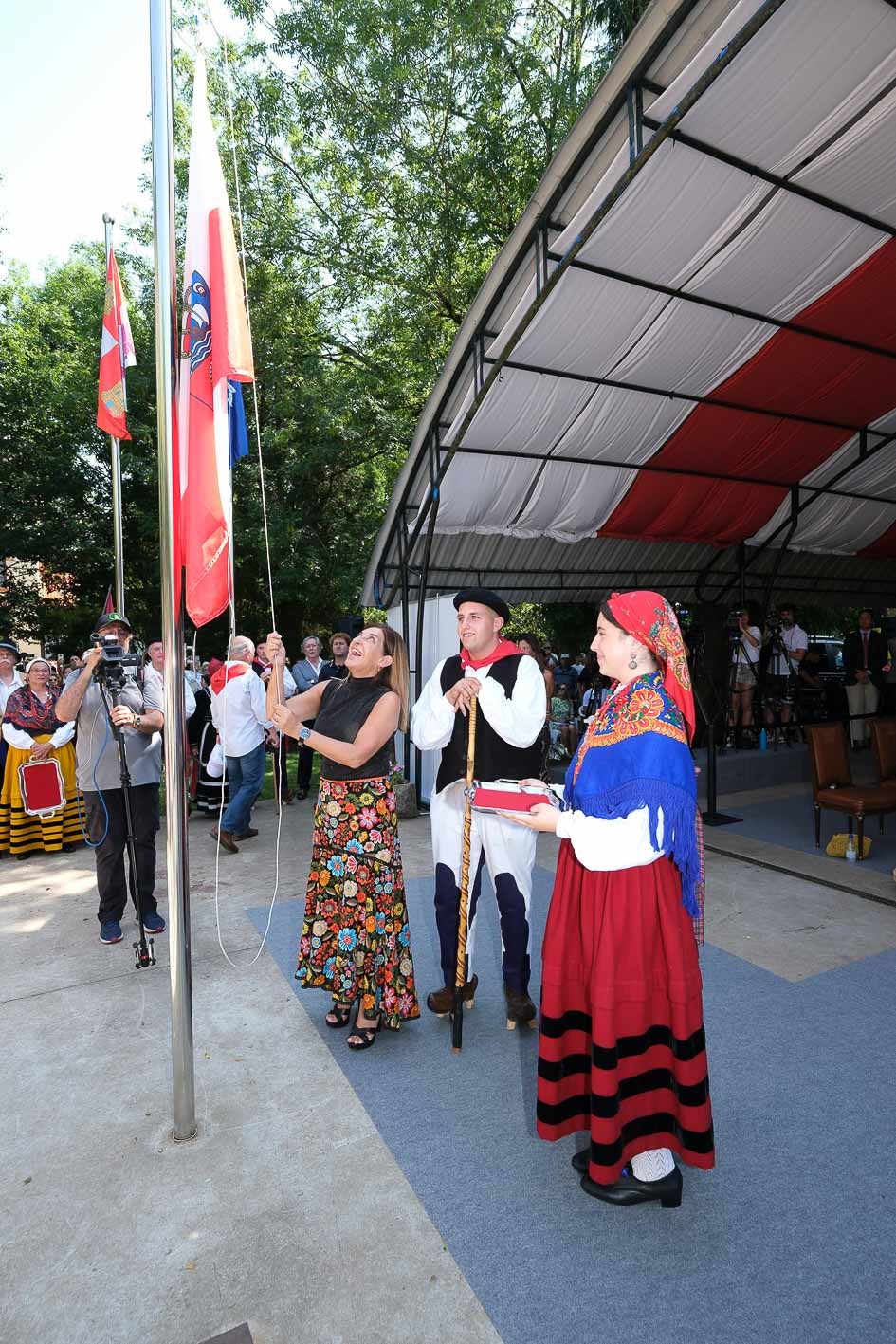 Buruaga procede al izado de la bandera de Cantabria.