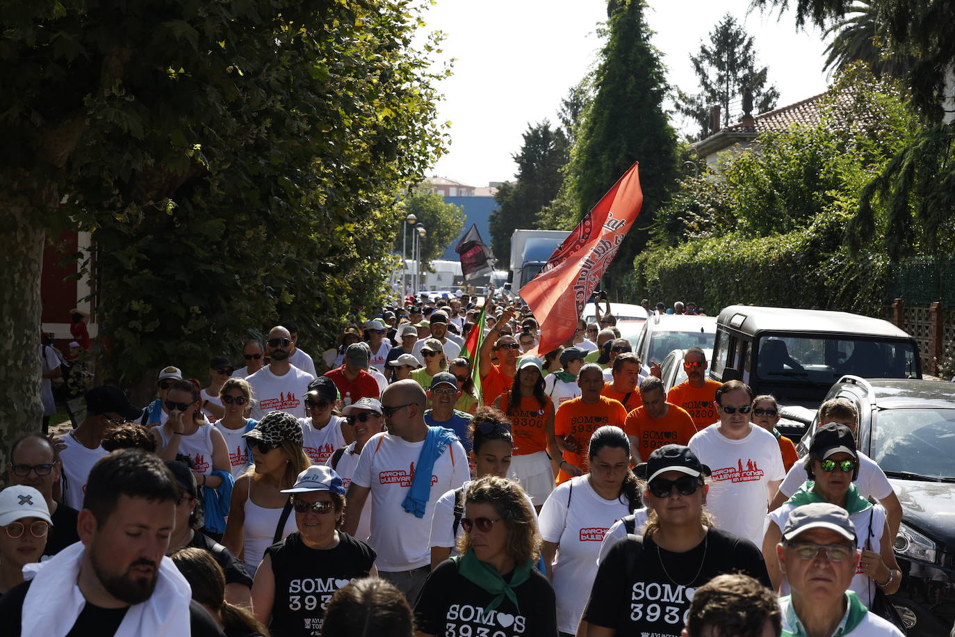 2.400 participantes tomaron las calles de Torrelavega protegidos del calor. 