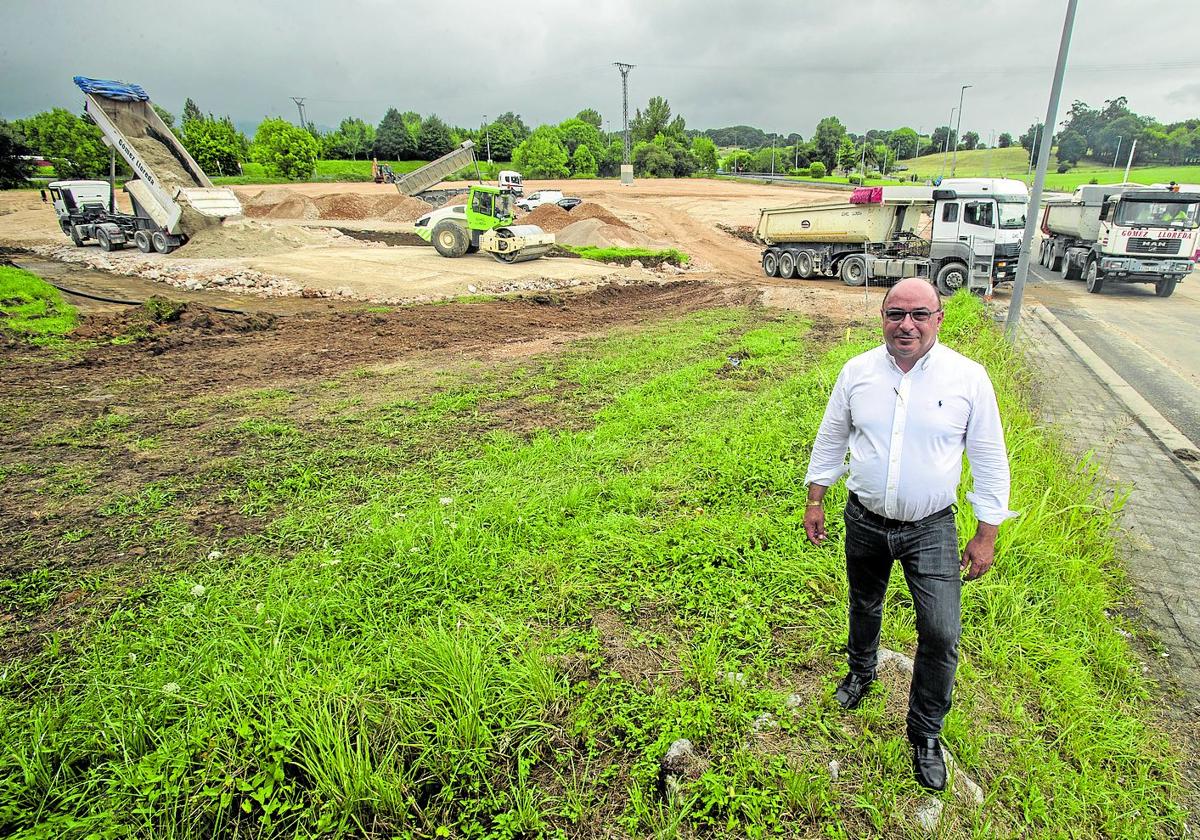 El dueño del área de servicio, Alfonso Fernández, en los terrenos donde se construye el parking.