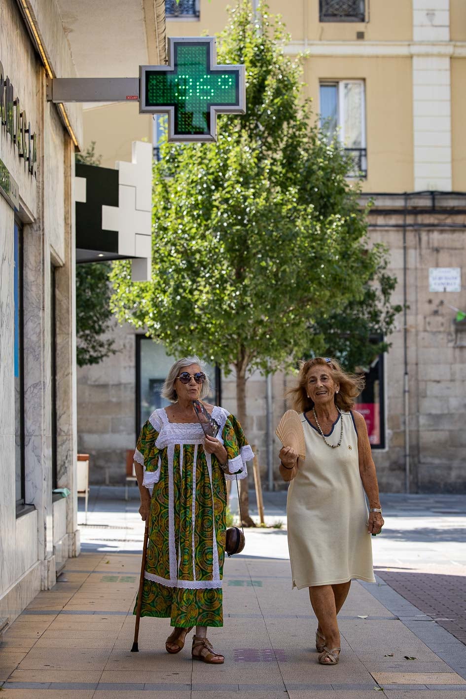 Paseo por una zona de sombra en Torrelavega. 