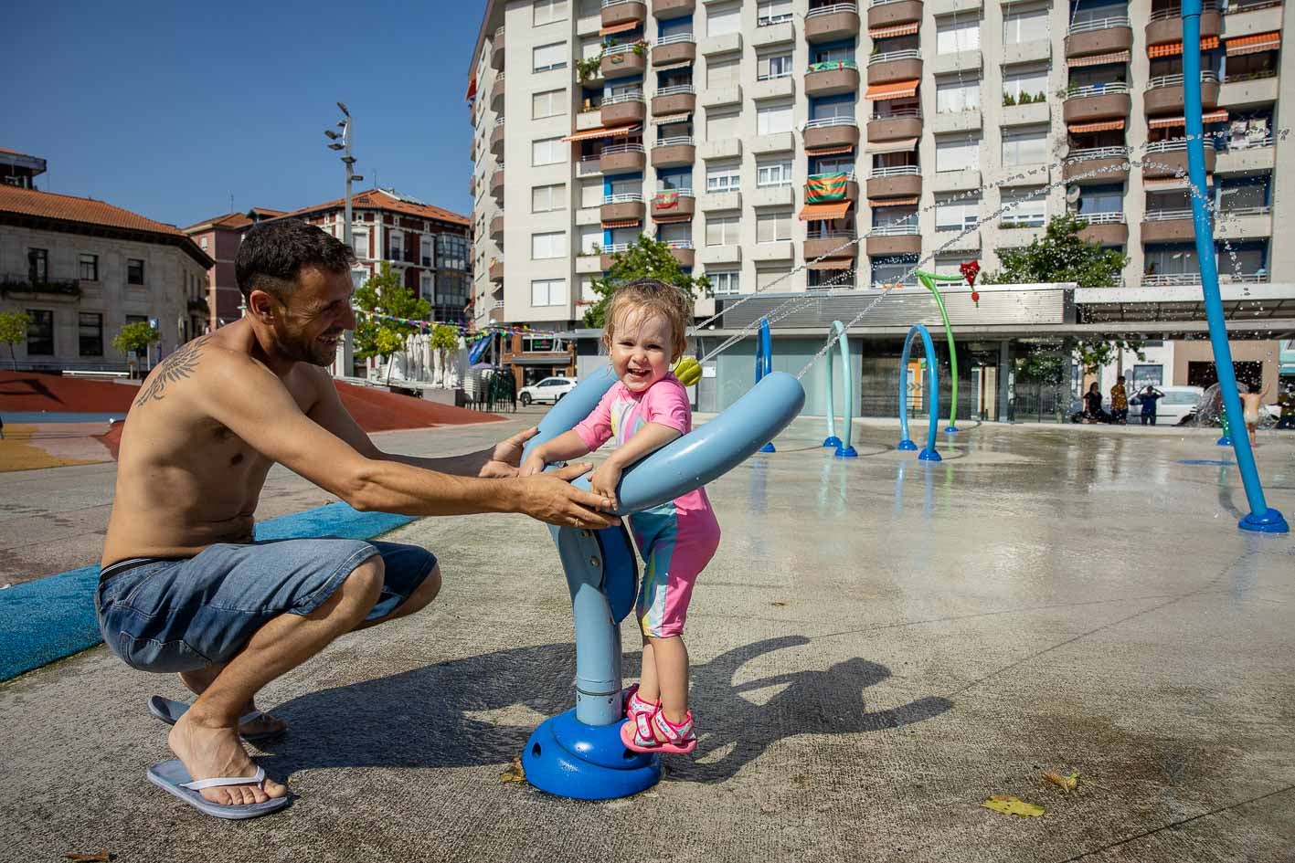 Los vecinos de Torrelavega han podido refrescarse en las fuentes de la plaza de La Llama. 