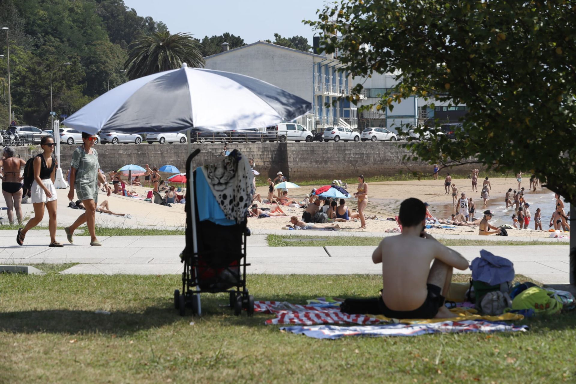 En busca de sombra en la playa de La Fenómeno, en Santander, también concurrida en esta jornada de calor. 