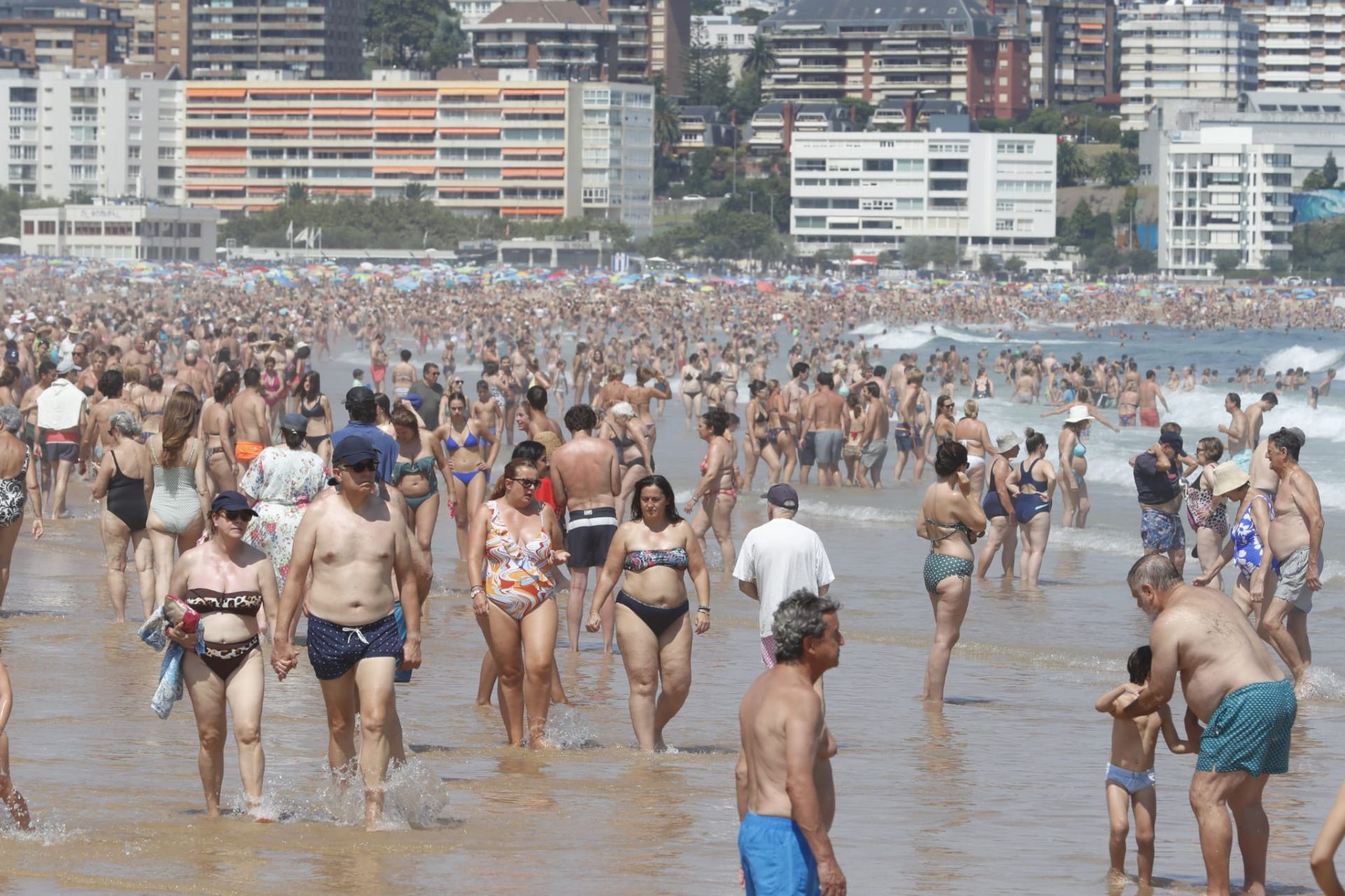 Paseo por la orilla de las dos playas de El Sardinero, en la capital cántabra. 