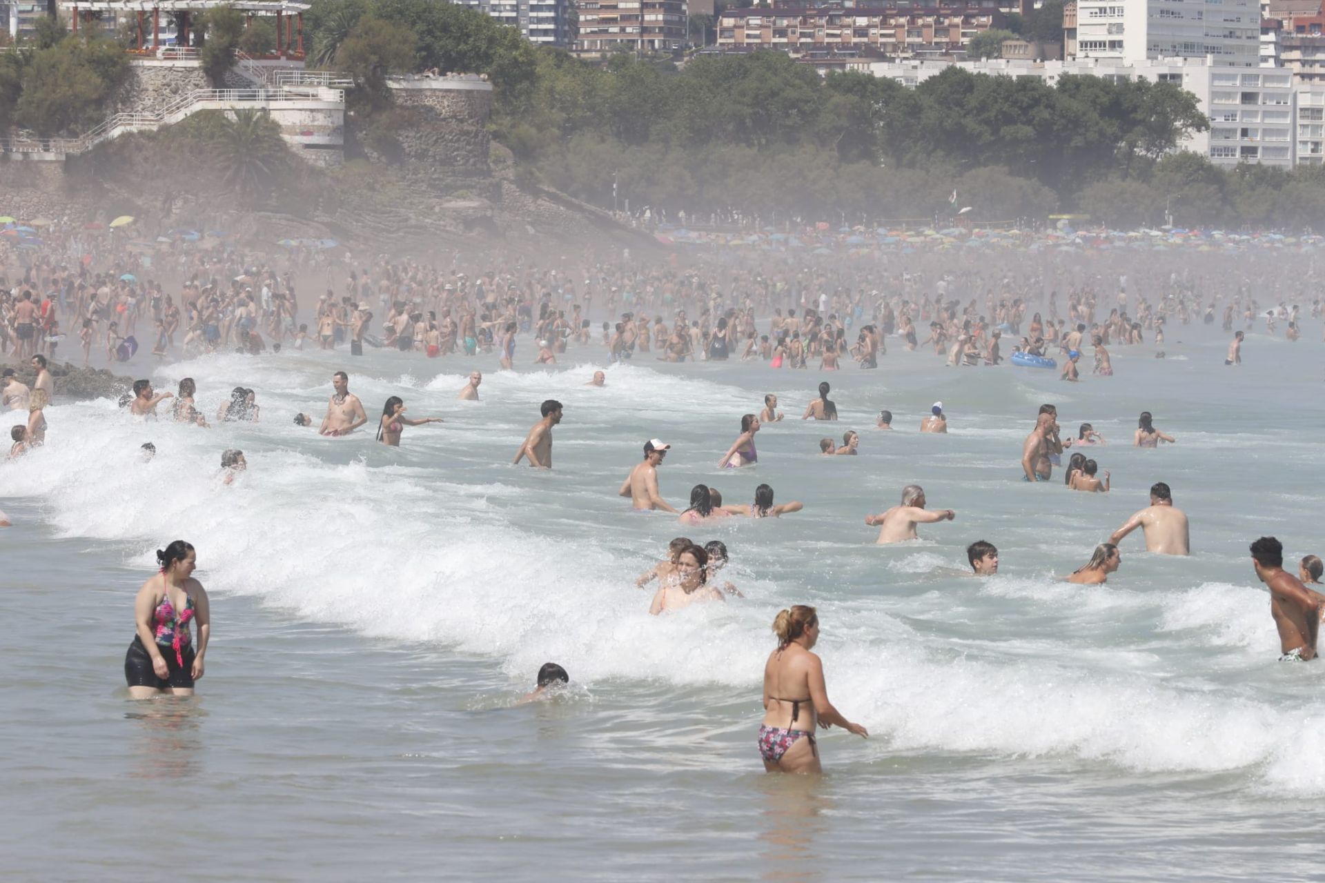 Bandera verde en las playas de El Sardinero (Santander), donde el baño ha sido una de las mejores maneras de refrescarse. 