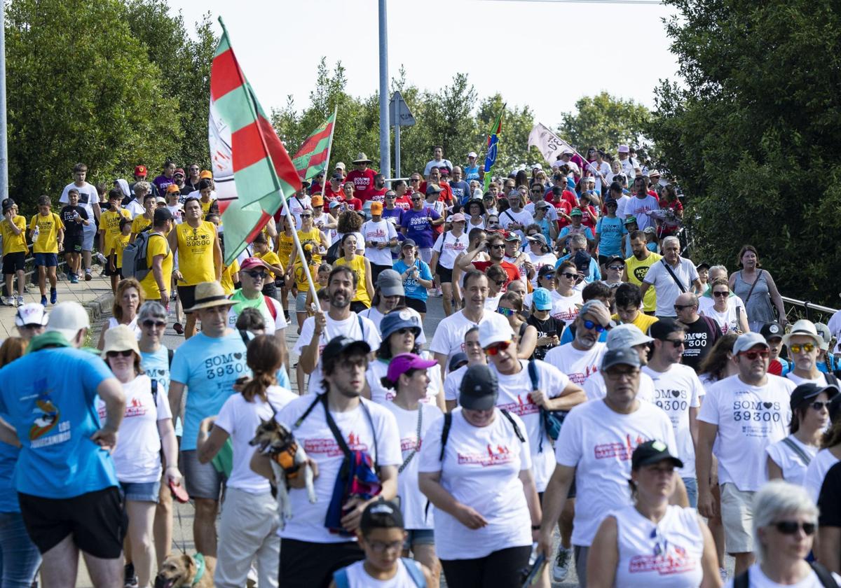 Cientos de personas caminan en el inicio del recorrido, este domingo, en el Bulevar Ronda de Torrelavega.