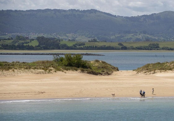 El Puntal, dique natural de la bahía de Santander, está amenazado por el cambio climático.