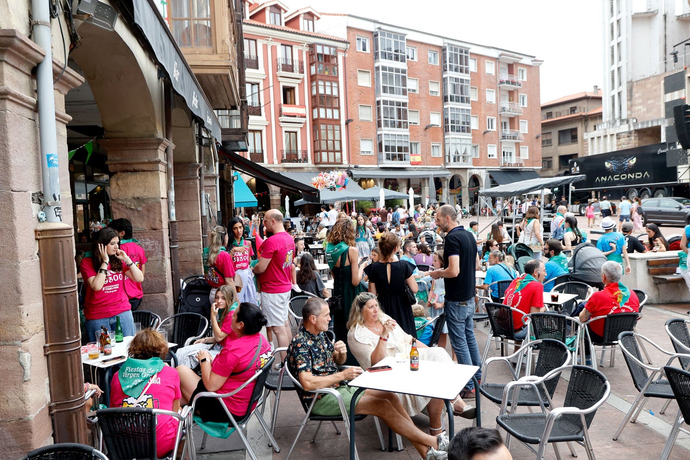 Clientes consumen en una de las terrazas de la plaza Baldomero Iglesias de Torrelavega.