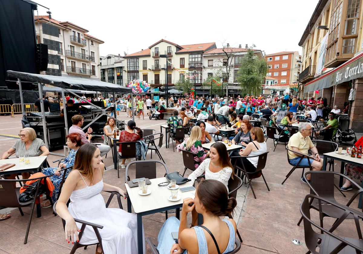 La Patrona llena las terrazas de Torrelavega