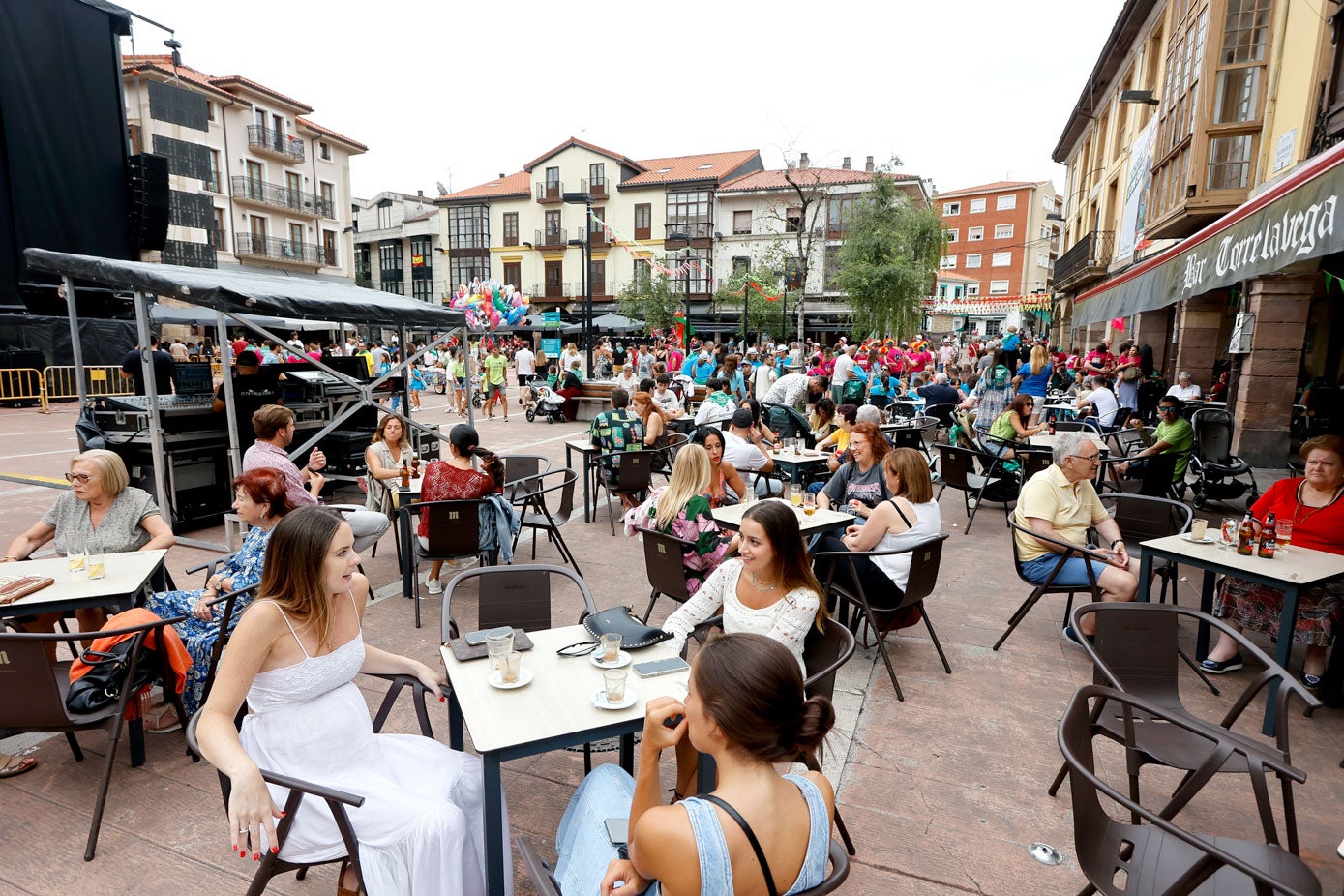 Del ambiente disfrutan jóvenes, mayores y familias enteras.