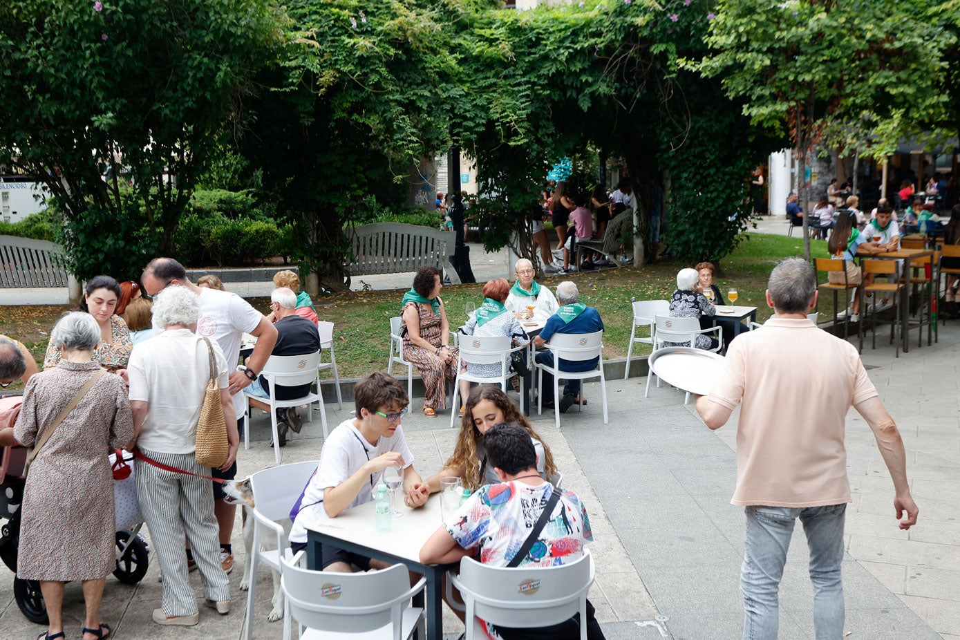 Un camarero atiende a los clientes en una de las terrazas de la plaza de Pequeñeces, en el centro de Torrelavega. 