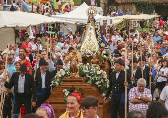 Procesión de la Virgen de Valvanuz en Selaya.