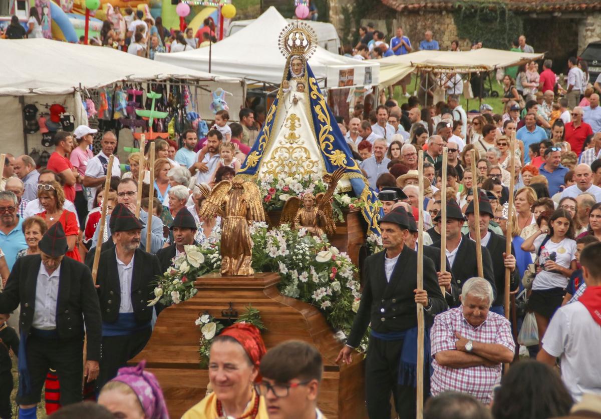 Procesión de la Virgen de Valvanuz en Selaya.