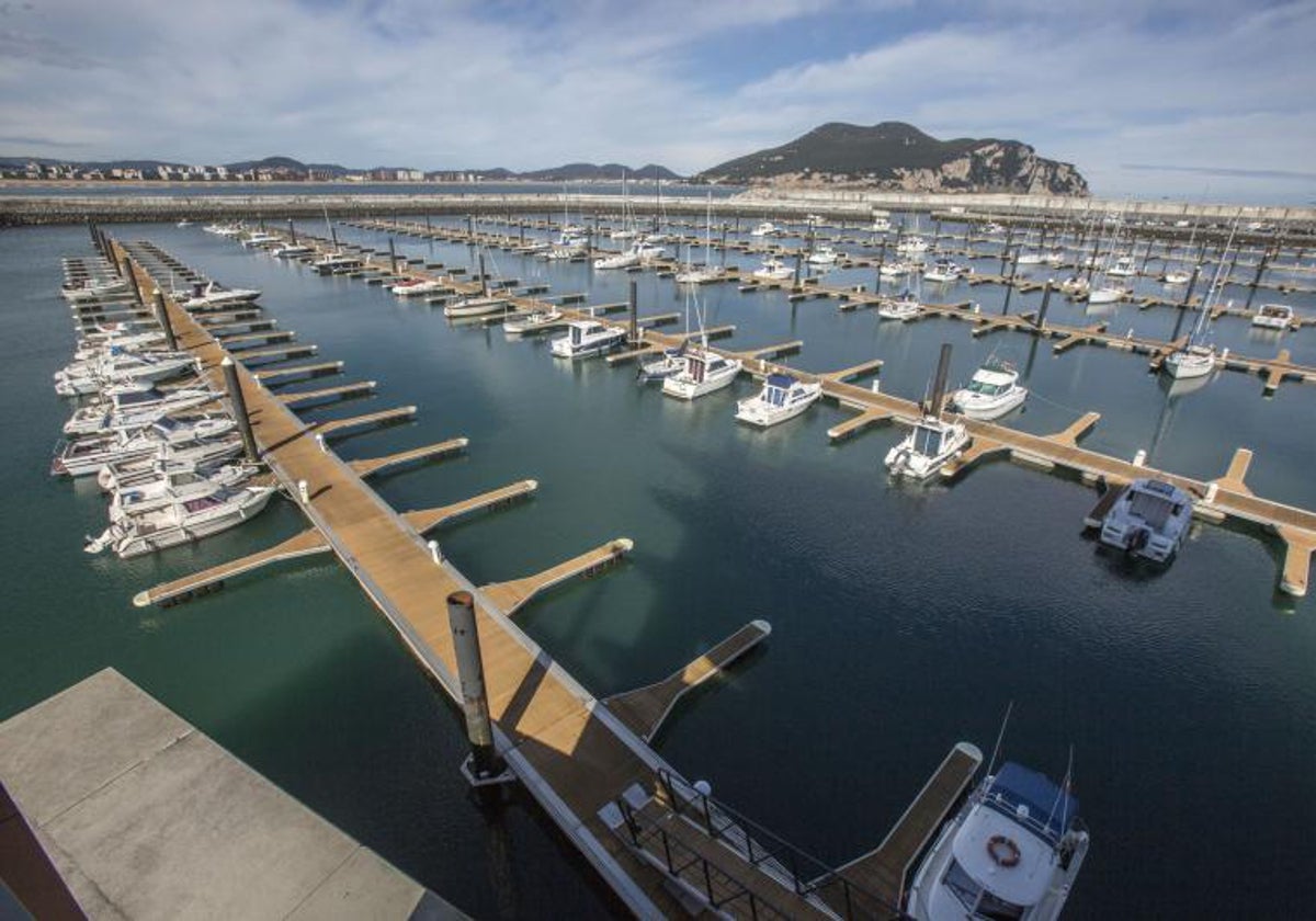 Menos del 25 % de los amarres del puerto de Laredo están disponibles