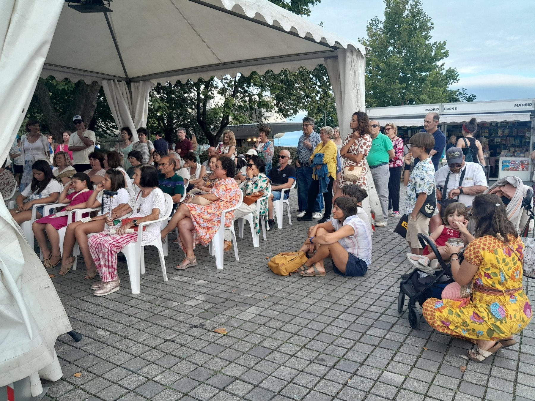 Las conferencias, en la carpa central de la Feria, son seguidas por numeroso público.