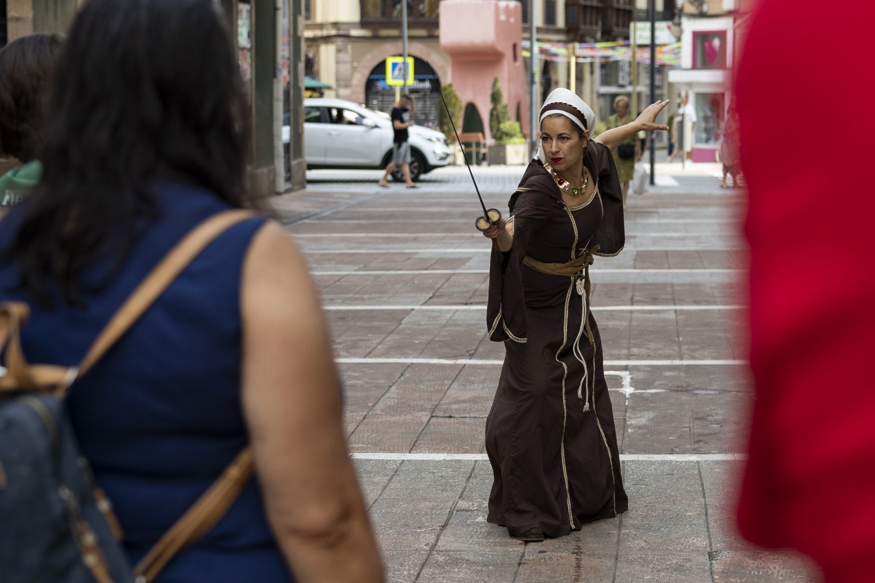 Una actriz interpreta a Leonor de la Vega.