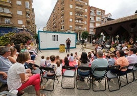 Los jardines de la iglesia de la Asunción se llenan de ambiente familiar gracias a estas propuestas teatrales y de ocio.