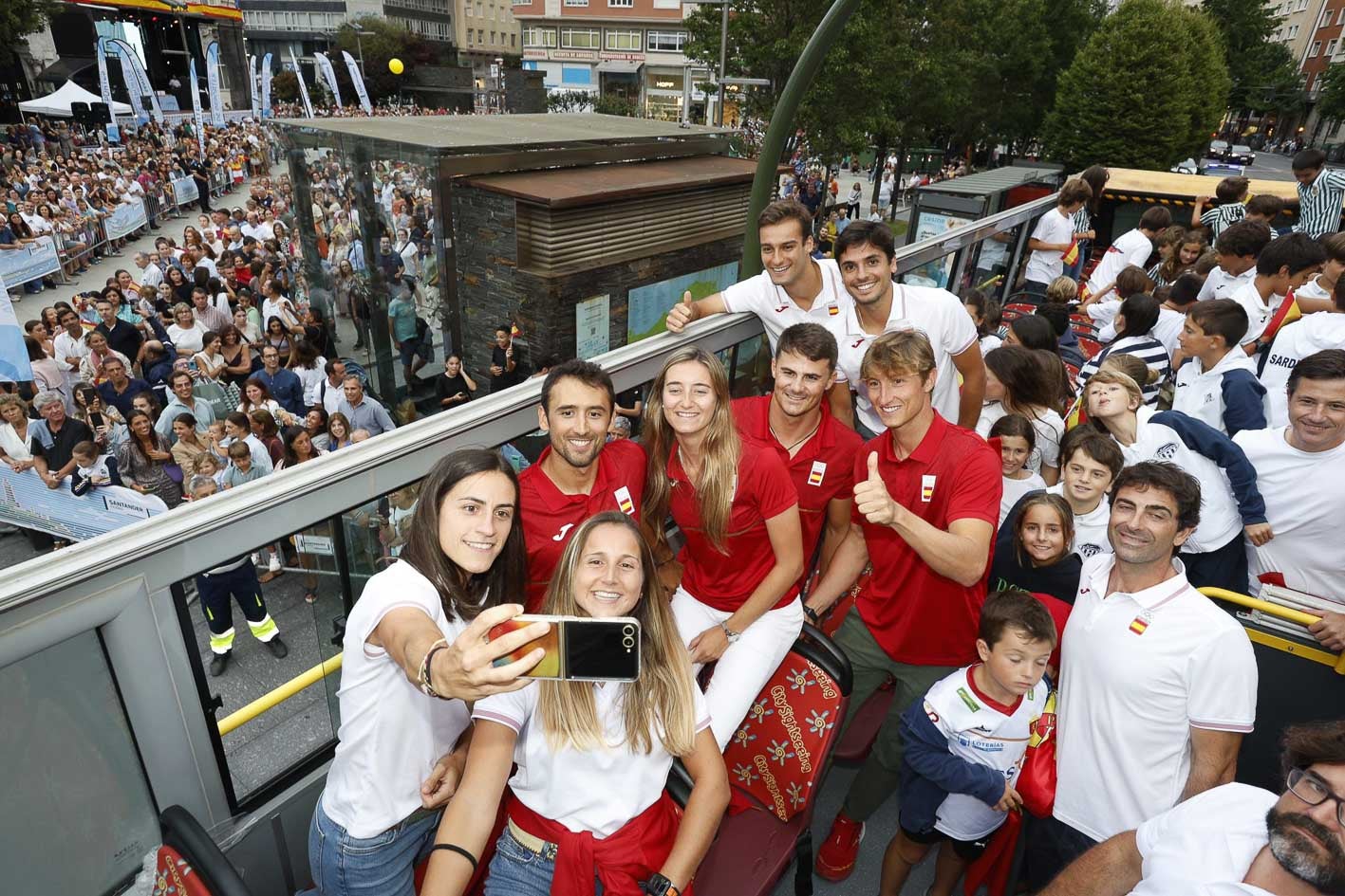 Los deportistas y técnicos homenajeados se toman un selfi en el autobús antes de bajar al escenario instalado en la plaza del Ayuntamiento.