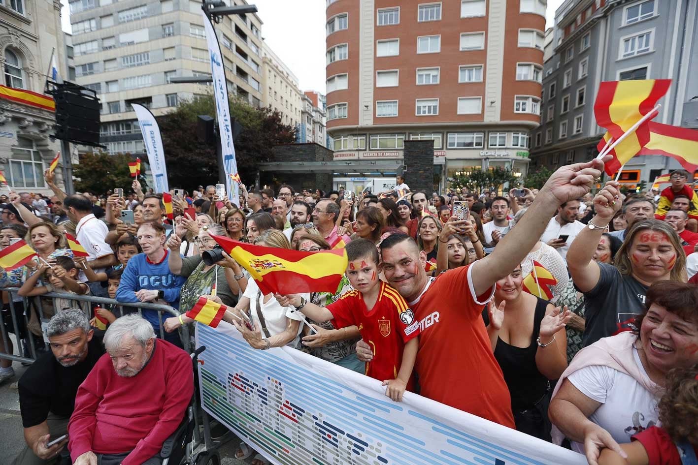 Cientos de personas se dieron cita en la plaza con caras pintadas y banderas de España.