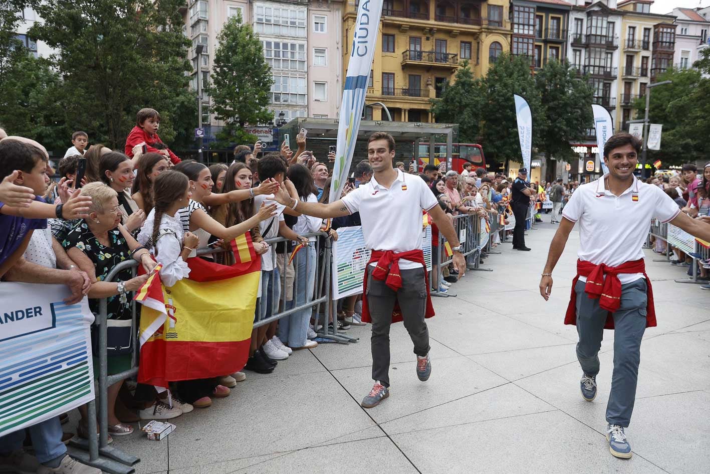 Álex Alonso y Nacho Rodríguez llegan entre aplausos.