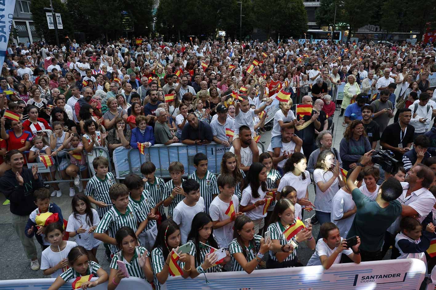 Los más pequeños de las categorías inferiores de El Sardinero y Tenis de hockey hierba asistieron al homenaje.